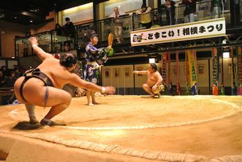 「どすこい！すもうまつり」における、高三郷さん、勝武士さん、木村秀明さんによる初っ切り実演の写真