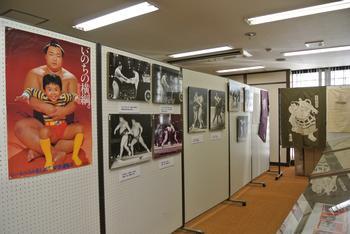 きたのうみのポスター、写真などが展示されている様子の写真