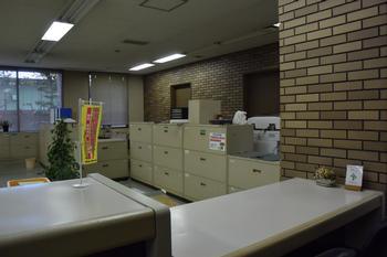 葛城市役所新庄庁舎の窓口の1つを来庁者側から撮影した写真