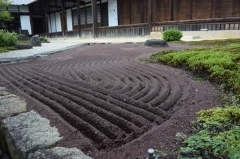當麻寺奥院の庭園「二河白道の庭」の写真。写真手前に赤砂、奥に白砂をそれぞれ用いた枯山水が確認できる