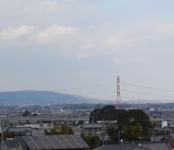 送電線越しに山を遠くに望む葛城市の家々を写した風景写真