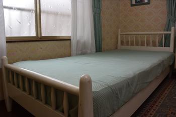 映画に使われた白いベッドの写真