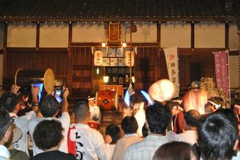 夜、長尾神社の社殿の前で行われている和太鼓演奏の写真