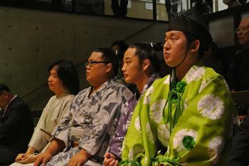 席に座り祭りを観覧される琴宏梅さん、琴隆成さん、式守志豊さんの写真