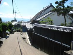 晴天の竹内街道と街道沿いの街並みの風景写真