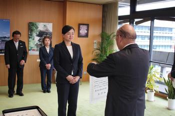 県知事より表彰を受ける梅乃宿酒造株式会社代表の写真