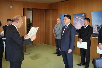 県知事より表彰を受ける株式会社吉川国工業所代表の写真