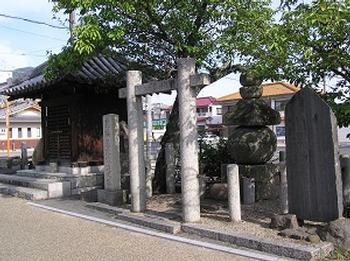 當麻蹶速の墓と伝承する五輪塔の写真
