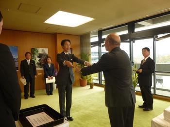 県知事より表彰を受けるシバタ製針株式会社代表の写真