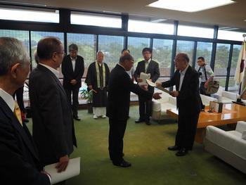 平成27年度奈良県観光事業功労者表彰式にて、森を見渡す窓がある部屋で表彰状が授与される様子の写真