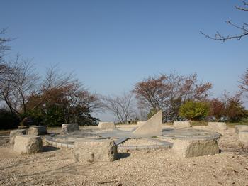 映画のロケ地につかわれた二上山の片方である雌岳の頂上広場にある日時計の写真