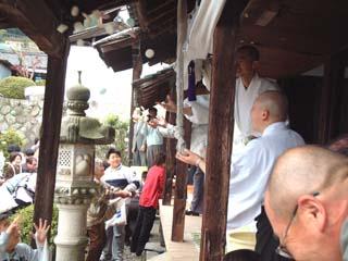 社殿にて僧侶も御供まきに参加している様子を社殿から収めた写真