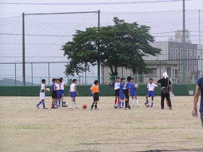 テレビドラマにエキストラとしてして参加した葛城新庄スポーツ少年団サッカー部の子どもたちにドラマスタッフが指示を出している写真