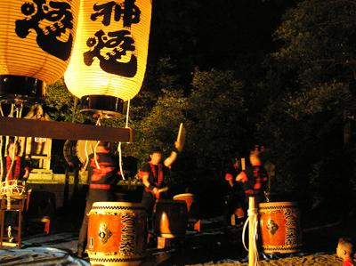 夏越祭における、かつらぎ太鼓保存会の奉納演奏風景の写真