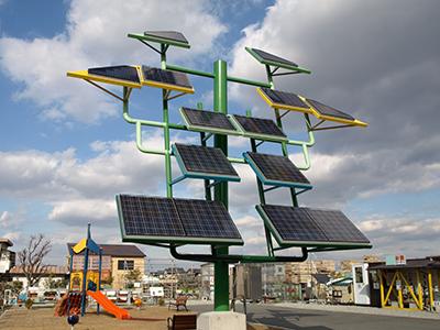 公園付近に設置された太陽電池パネルの写真