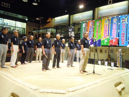 けはや相撲甚句会の方たちが公開練習で相撲甚句を歌っている写真
