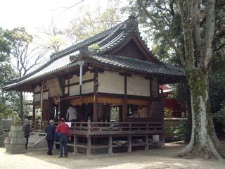 柿本神社の外観を斜めから撮影した写真