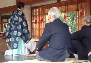 柿本神社の神主による神事が行われている写真