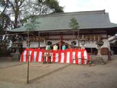 正面に紅白幕が張られた諸鍬神社拝殿の写真