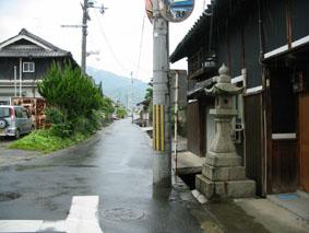 旧街道の角にある大峯山の常夜灯の写真