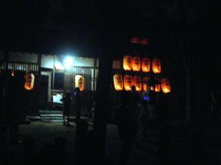 夜の8時過ぎに春日神社に到着した提灯の写真