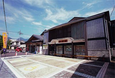 正面付近にて撮影された、葛城市相撲館「けはや座」の外観の写真