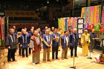 第1回宿禰・蹴速相撲甚句交流戦にて土俵上で披露される相撲甚句の公演風景の写真