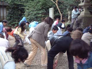 撒かれた餅を拾う参拝者たちの写真