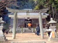 葛城市の太田にある神明神社拝殿とその前にある鳥居の写真