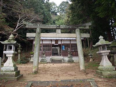 正面より撮影された、神明神社入り口付近の写真。奥に拝殿が確認できる