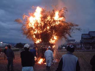 参加者たちが見守る中で燃え盛るトンドの写真