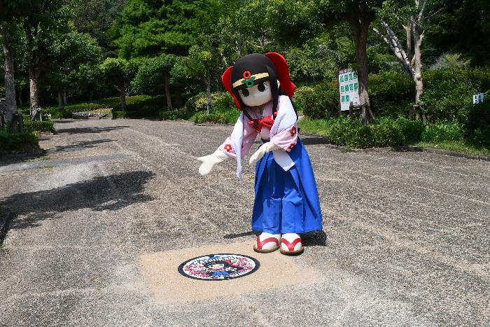 蓮花ちゃんカラーマンホール二上山