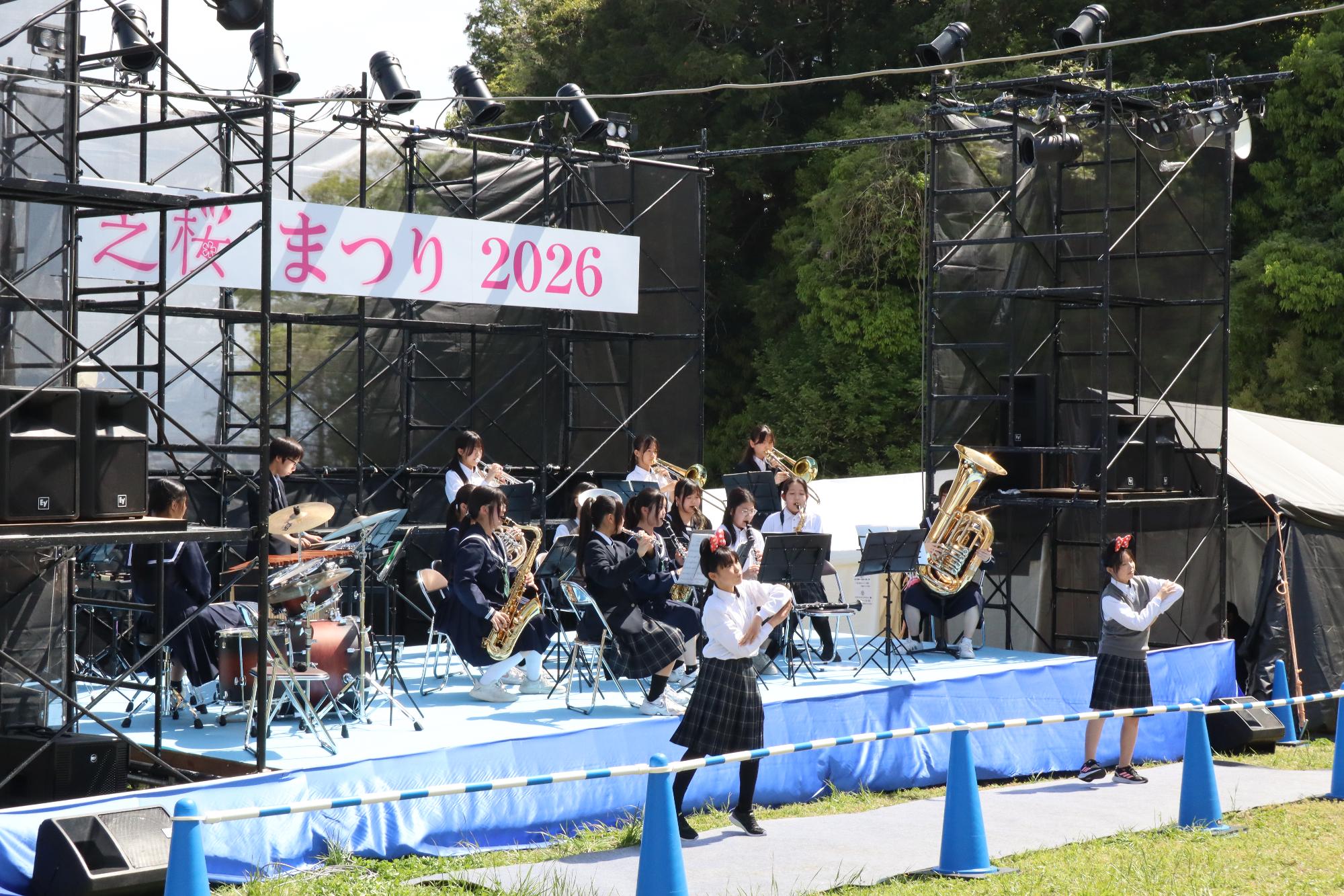 新庄中学校吹奏楽部が演奏している様子