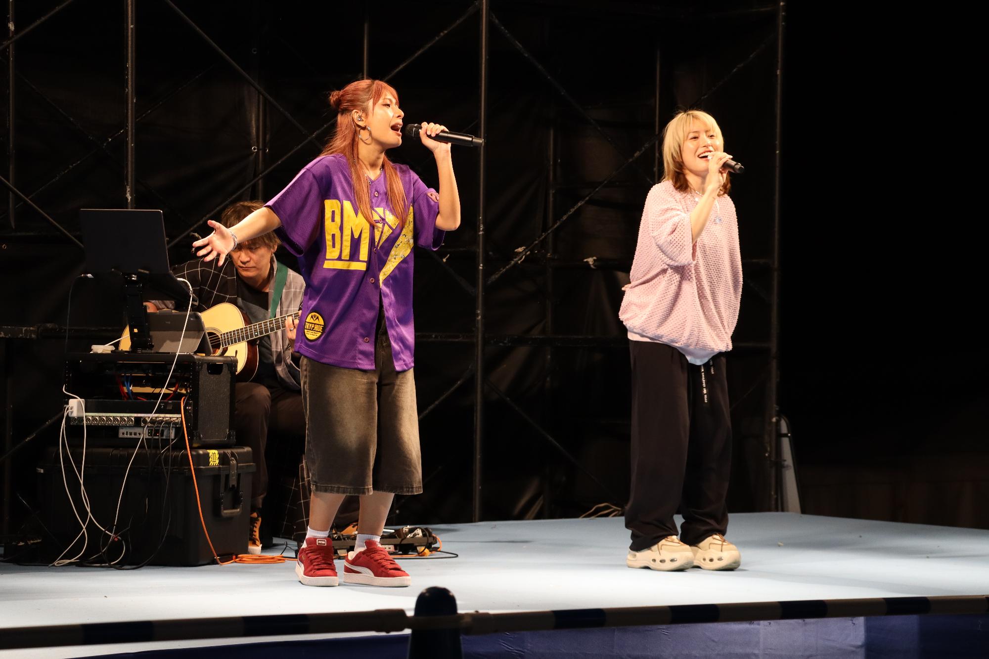 葛城市観光大使のらぶくらふとがライブをしている様子