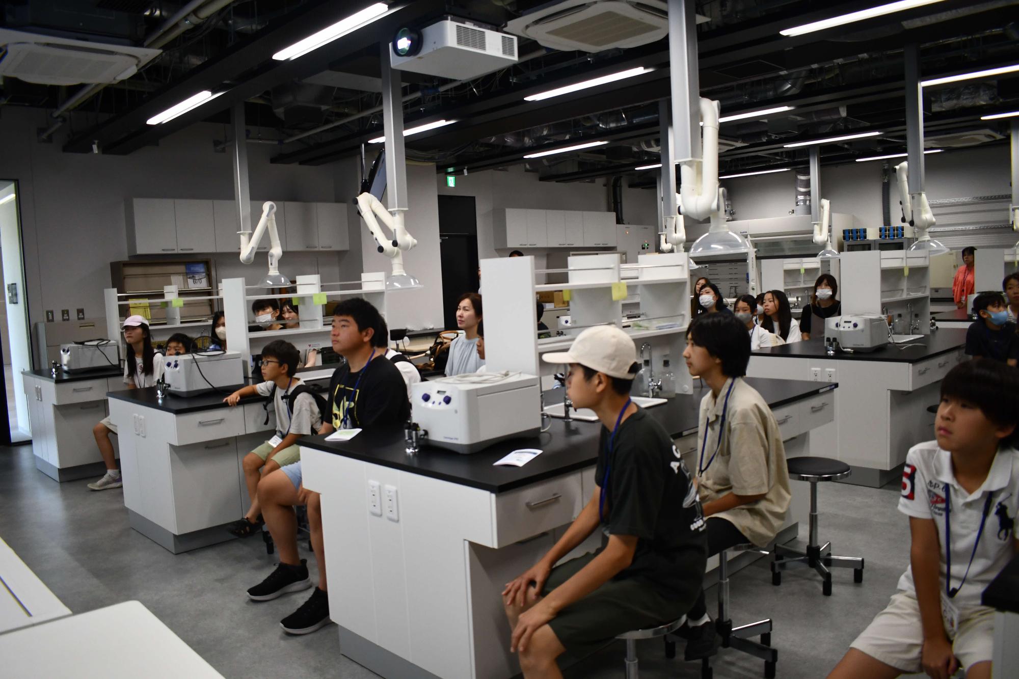 実験室での講義の様子