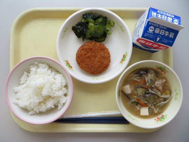 ごはん、牛乳、奈良の里芋コロッケ、きゅうりとわかめの酢の物、夏野菜みそ汁