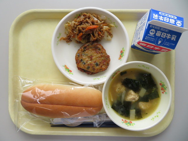 背割りパン、牛乳、あげチヂミ(小・中学校のみ)、焼きそば、肉団子の中華スープ