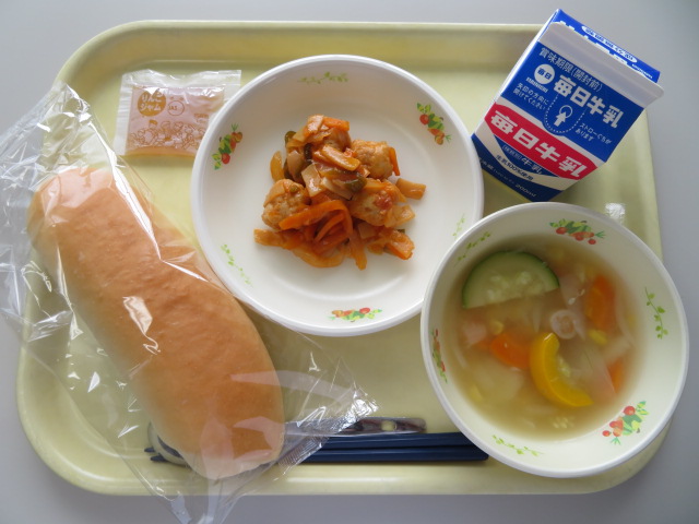 コッペパン、牛乳、肉団子の甘酢炒め、夏野菜のポトフ、りんごジャム