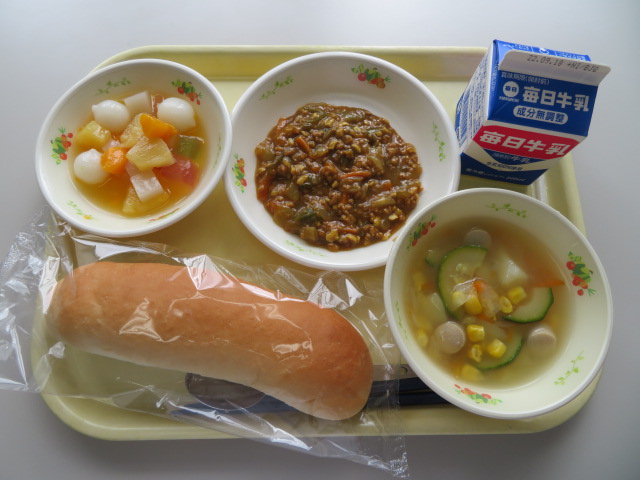 コッペパン、牛乳、ドライカレー、ポトフ、フルーツ白玉