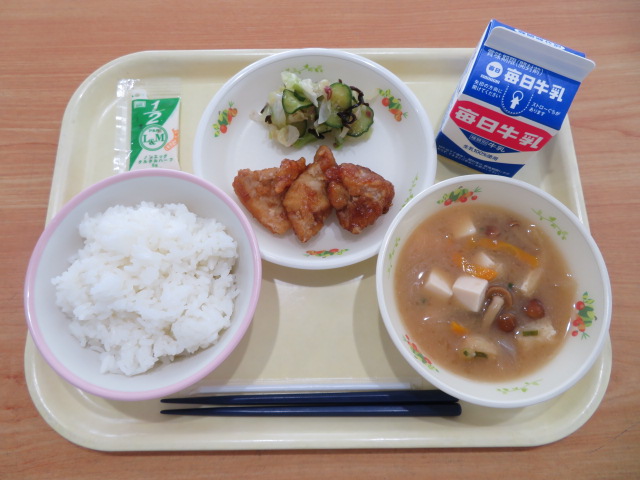 ごはん、牛乳、チキンなんばん、うめこんぶ和え、豆腐となめこのみそ汁、タルタルソース(卵なし)