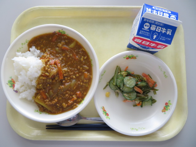 ごはん、牛乳、茎わかめのサラダ、キーマカレー