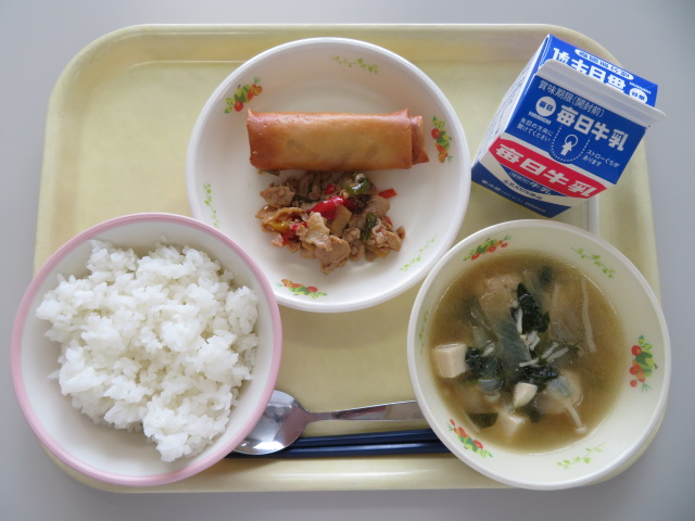 ごはん、牛乳、春巻(小・中学校のみ)、青椒肉絲、中華スープ