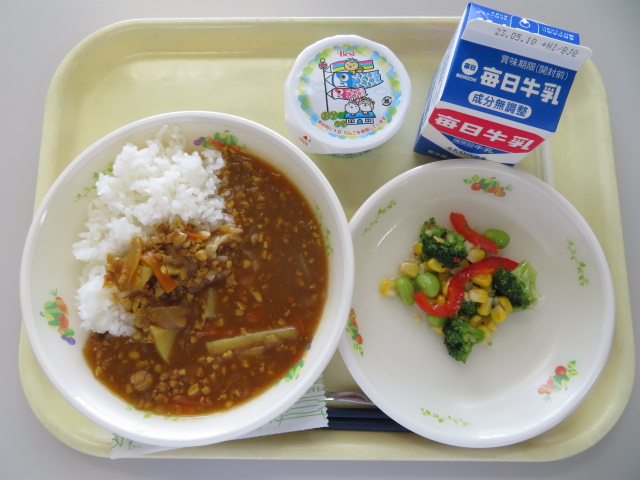 ごはん、牛乳、キーマカレー、イタリアンサラダ、こどもの日ゼリー