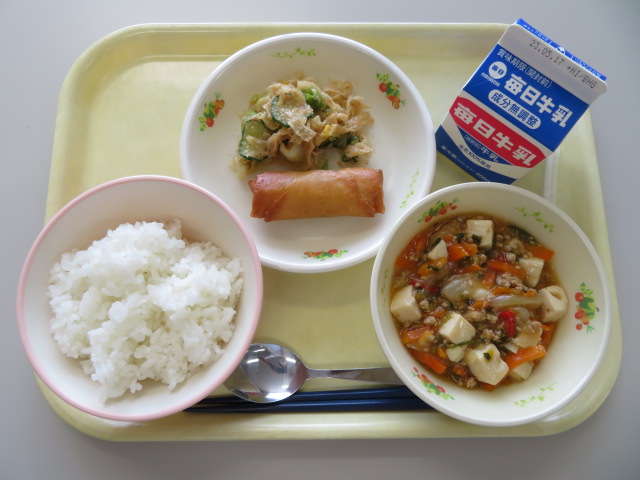 ごはん、牛乳、はるまき(小・中学校のみ)、棒棒鶏、麻婆豆腐