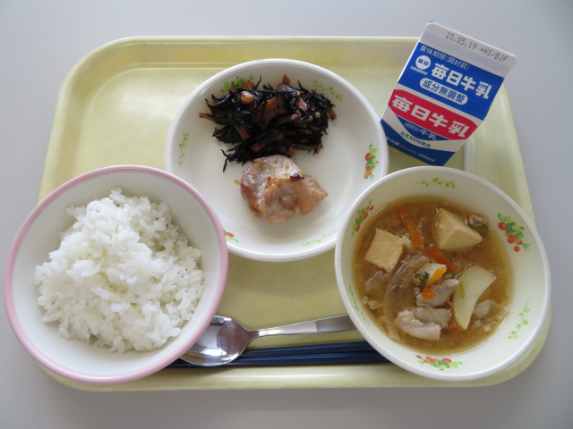 ごはん、牛乳、鶏肉の塩こうじ焼(小・中学校のみ)、ひじきいり煮、具だくさんみそ汁