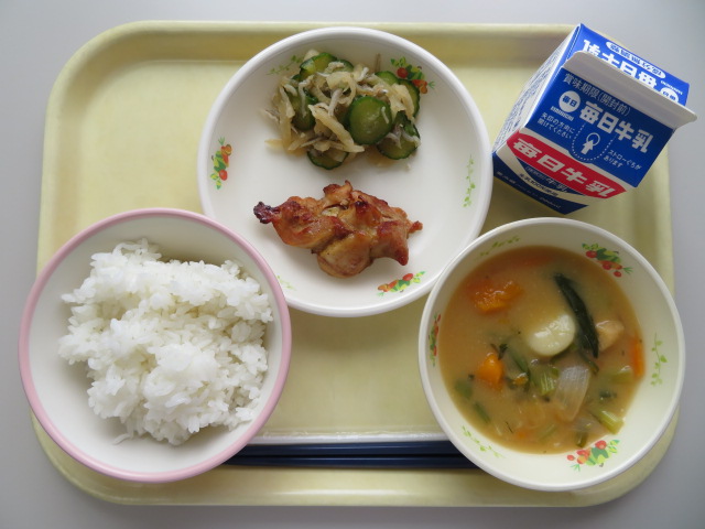 ごはん、牛乳、鶏肉のカレー風味焼き、じゃこサラダ、すいとん入りみそ汁