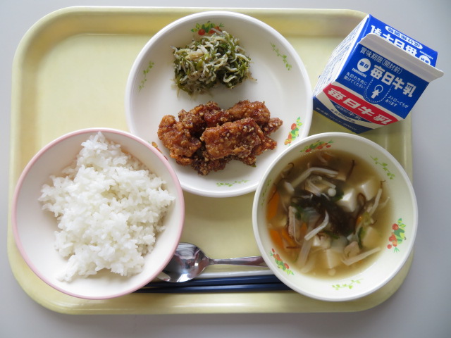 ごはん、牛乳、豚肉のかりん揚げ、じゃこピーマン、もずくスープ