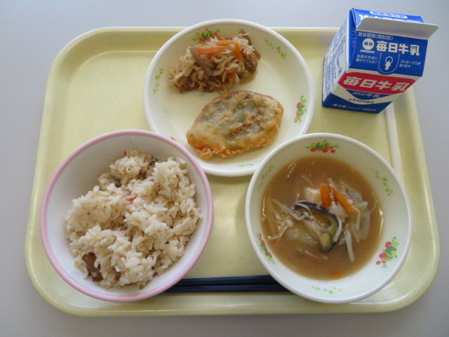 五目釜めし、牛乳、いさきの天ぷら、切干大根の煮物、夏野菜みそ汁