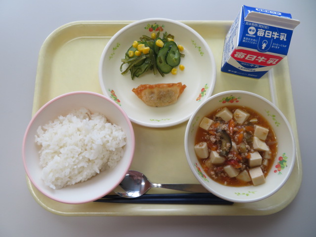 ごはん、牛乳、揚げぎょうざ(小・中学校のみ)、トマト麻婆豆腐、茎わかめのサラダ