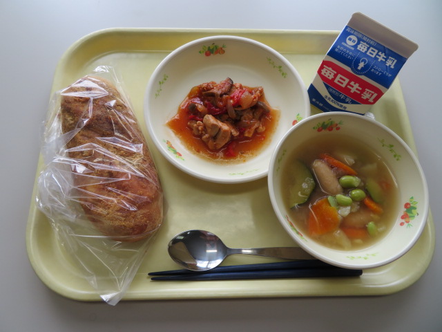 きなこ揚げパン(幼稚園・小学校のみ)、牛乳、鶏肉のトマト煮、ポトフ